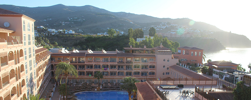 Utsikt över bergen, havet och poolen från hotellet Bahia Tropical i Andalusien.